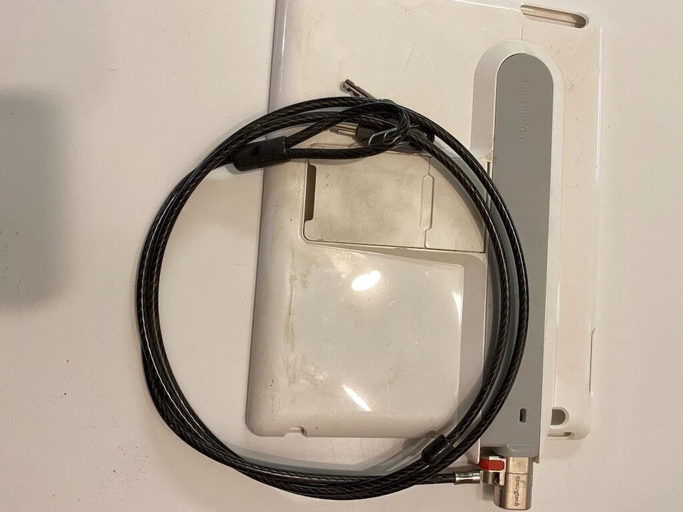 Funda de seguridad Kensington SecureBack con soporte bidireccional y ClickSafe para iPad 2 Foto 1 de 3