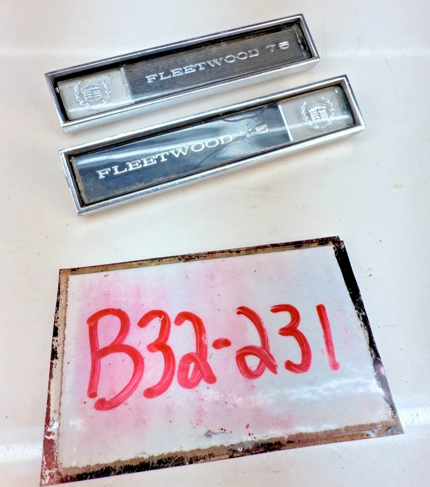 Cadillac Fleetwood 1968 limusina serie 75 par de emblemas de puerta trasera 68 B32-231 fabricante de equipos originales Foto 1 de 4