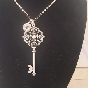 Silvertone Skeleton Key Pendent - Picture 1 of 4