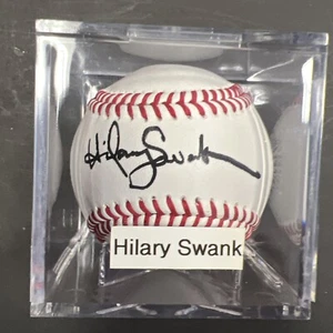 ACTRIZ HILLARY SWANK Béisbol Firmado - A Foley's BAR NYC Pieza Original BAS - Imagen 1 de 5