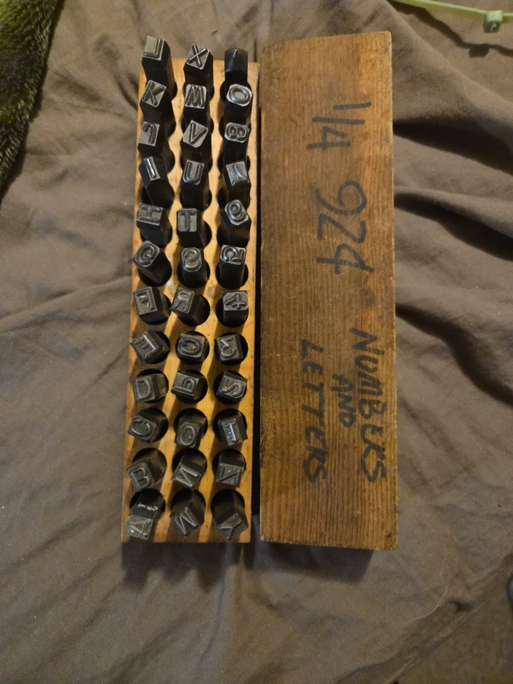 Estampillas de acero Foto 1 de 2