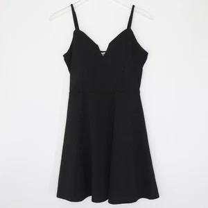 Almost Famous schwarzes ärmelloses Cami gekerbter Ausschnitt Skaterkleid Gr. XL Stretch - Bild 1 von 14