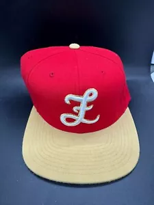 Komplett geschnürt rot hellbraun Schriftzug Logo weiß Snapback - Bild 1 von 3