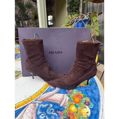 Botas al tobillo Prada de gamuza punta de aguja con tacón de aguja marrón diseñador para mujer Zapato 10,5 Foto 1 de 4