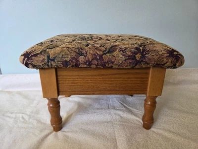 Taburete otomano vintage de madera con almacenamiento y tapiz floral marrón acolchado Foto 1 de 4