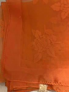 Pañuelo Vintage Naranja Nylon Rayón Diseño Rosa Hecho en Japón 26" Se muestra Doblado - Imagen 1 de 1