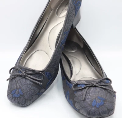 Bandolino Blue Slip on Pump Women 10M Floral Design Bow Embroidered Block Heel - Image 1 of 4
