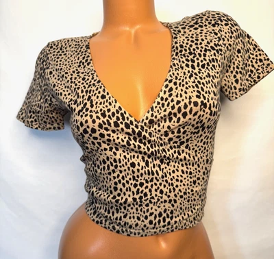 Camisa corta cruzada con cuello en V negra tostada Brandy Melville estampado animal Foto 1 de 4