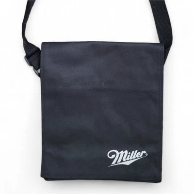 Bandolera marca Miller Lite con MUCHO almacenamiento y bolsillos negra Foto 1 de 4
