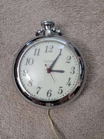 UNITED POCKET WATCH WALL CLOCK MODEL 370 SILVER TONE WORKS Cover
