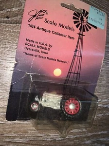 VINTAGE "CC" CASE FARM TRACTOR 1/64 DIECAST SCALE MODELS Dyersville Iowa USA - Picture 1 of 6