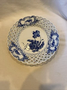 Royal Copenhagen Blau Blume Durchbohrt Netz Mittagessen Kuchen Teller 21 CM 8-3/8" - Bild 1 von 9