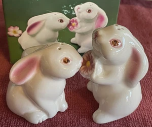 Salero y pimentero vintage Avon Bunny Rabbits pequeño cerámico Pascua lindo 1983 - Imagen 1 de 12