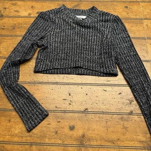 Suéter Pullover Recortado Manga Larga Gris Negro Speechless Para Mujer Talla XS - Imagen 1 de 3