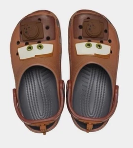 NEU Crocs KIDS’ CLASSIC DISNEY AND PIXAR CARS’ MATER CLOG J4 Unisex Disney - Bild 1 von 4