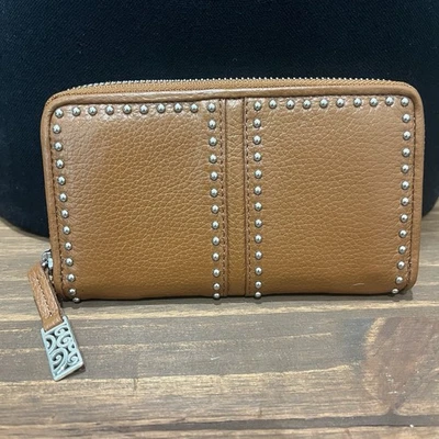 Cartera de cuero marrón BRIGHTON bastante resistente organizadora con tachuelas 6,5"x3,75" cremallera vanguardista Foto 1 de 4