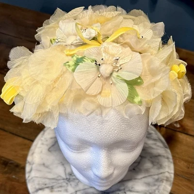 De colección Años 50 MCM Mujeres Crema Floral Amarillo Terciopelo Borde Sombrero Gorra Forrada en Encaje Foto 1 de 4