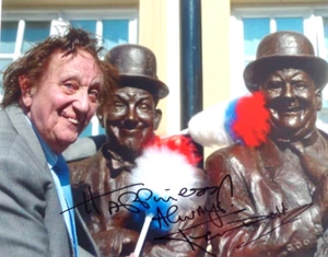 KEN DODD AUTOGRAPHED 10 X 8 PHOTOGRAPH. - Picture 1 of 3