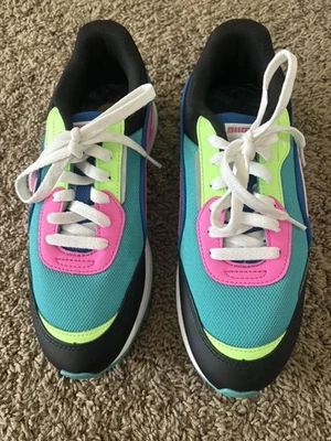 Zapatillas informales PUMA City Rider mármol con cordones para mujer negras, azules, rosas Foto 1 de 4