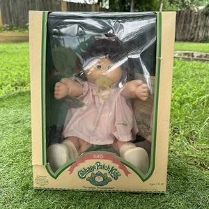 1983 Cabbage Patch Kinder Mädchen braune Haare braune Augen Grübchen Schnuller rosa Kleid - Bild 1 von 11