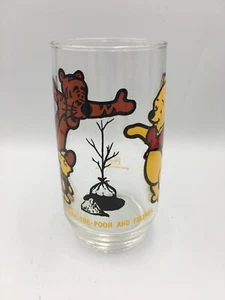 Vidrio Sears de Winnie the Pooh and Friends de colección de los años 70 de Disney plantando un árbol - Imagen 1 de 5