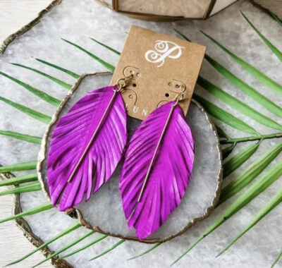 Woman’s Apparel Jewelry Fushia Feather Dangl Trendy Plunder Earrings! Stunning! - Image 1 of 4