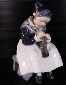 Royal Copenhagen Amager niña en traje 1314 firma Lotte Benter de 1946 #A - Imagen 1 de 10