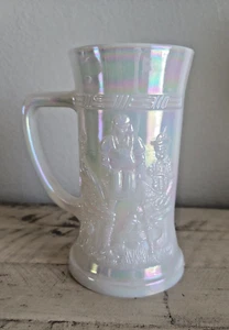 Vintage WEISSES MILCHGLAS Bierbecher Stein mit Bundesherren Barszene *opaleszent* 6" - Bild 1 von 6