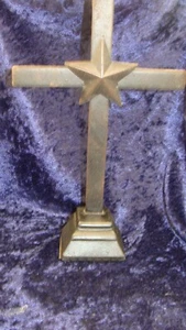 IRON CROSS ON PEDESTAL ~ Black ~ Wall Hanging ~ 10” Tall ~ VGC ~ - Picture 1 of 4