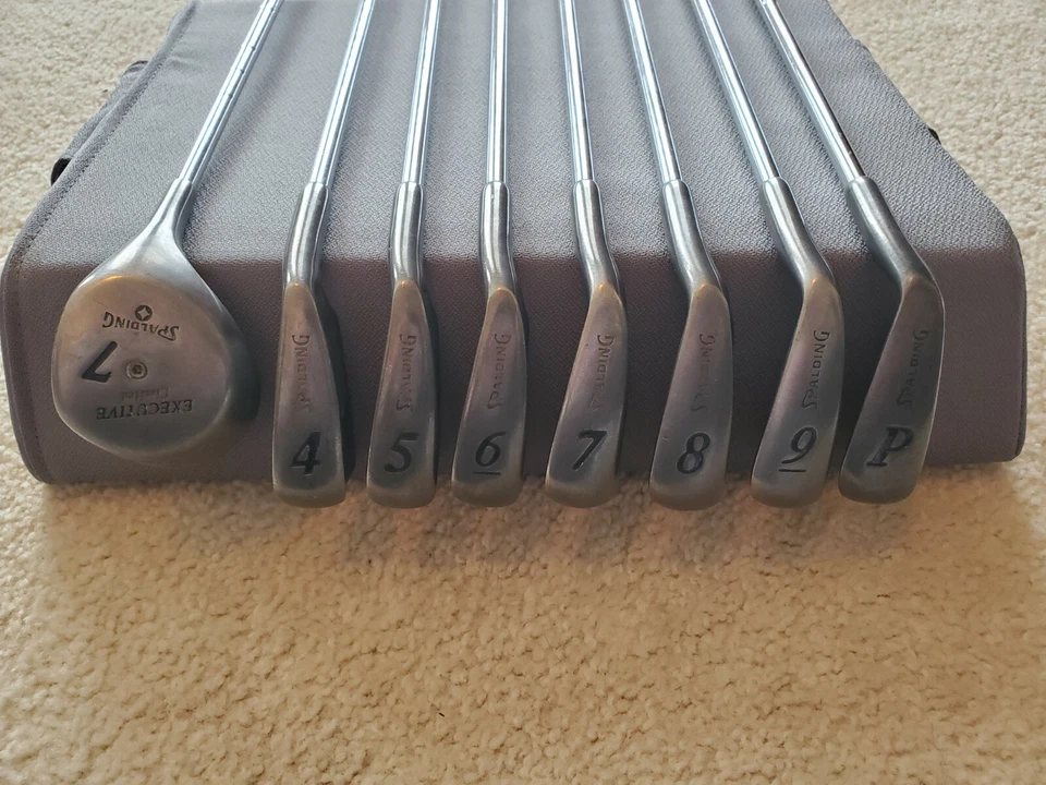 Conjunto de ferro Spalding Executive Limited feminino 4-PW e 7 eixos de percussão de madeira - Imagem 1 de 4