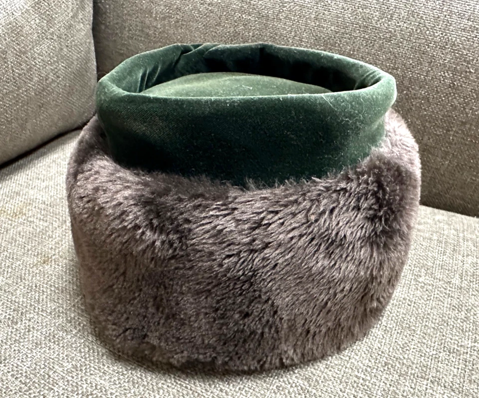 Vintage 1950's Green Velvet and Faux Fur Fascinator Pillbox Hat, Small - Image 1 of 4