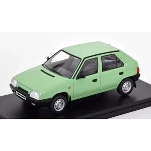 Skoda Favorit 136L de 1987 au 1/24 de IXO WhiteBox WB124197 - Picture 1 of 2