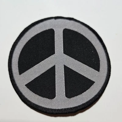 Runder Patch Peace-Zeichen – gestickter Aufnäher – schwarz/grau – Peace Symbol - Image 1 of 2