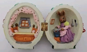 Huevo de Pascua Decorativo Bisagras 2.5" Diorama Conejo Esmerilado En Casa - Imagen 1 de 7