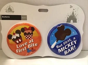 Juego de prendedores de botones genuinos de los parques de Disney LOVE AT FIRST BITE / BUT FIRST, A MICKEY BAR - Imagen 1 de 5