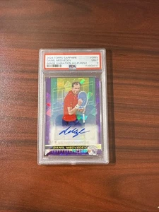 2024 Topps Chrome Tennis Daniil Medvedev Viola Zaffiro Auto 08/10 PSA 9 SSP - Foto 1 di 3
