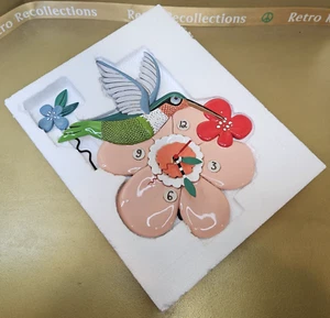Hübsche Kolibri Wanduhr Enesco Allen Designs 12,6" Blumenpendel 2022 - Bild 1 von 13