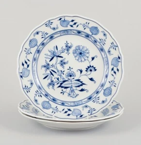 Meissen, Germany. Blue Onion pattern. Three deep dinner plates in porcelain. - Picture 1 of 7