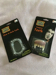 Vintage Kmart TOTALLY GHOUL leuchtende dunkle Zähne & TOTAL GHOUL Vampirzähne; Neu in Verpackung - Bild 1 von 15