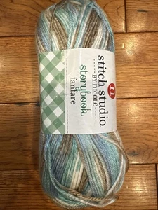 Hilo de fanfarria Stitch Studio de Nicole Storybook 1 madeja caramelo de 4,9 oz - Imagen 1 de 3