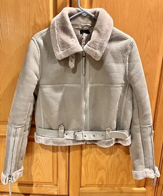 Jaqueta de Moto Stella + Lorenzo Faux Shearling ~ Acabamento de Couro Sintético Taupe Tamanho Pequeno - Imagem 1 de 4