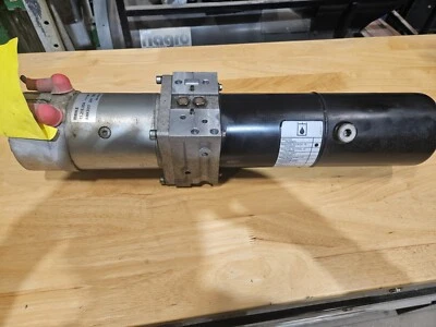 JLG 7023570, MOTOR BOMBA ELÉCTRICA (24VDC), resevoir, bloque colector 2630ES, 1930ES Foto 1 de 4