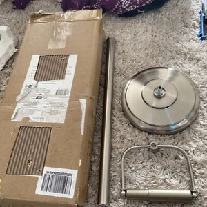 Soporte de papel higiénico redondo clásico de Amazon Basics bronce cepillado - Imagen 1 de 6