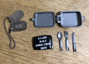 Vintage 2 Stück - GI Joe Actionfigur Erkennungsmarken und Futterzubehör - Bild 1 von 6