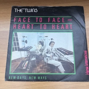 DISCO VINILE 45 GIRI THE TWINS - NEW DAYS NEW WAYS - FACE TO FACE HEART TO HEART - Foto 1 di 4