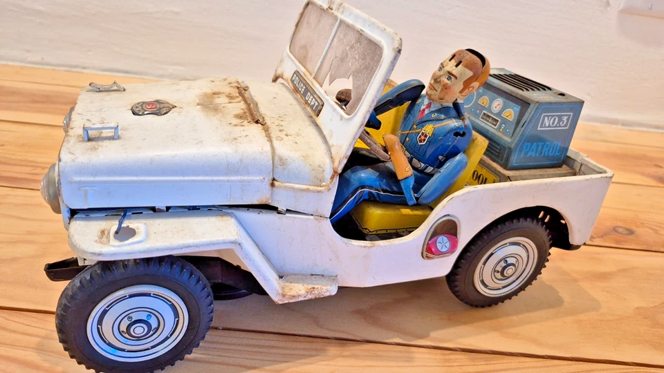 VINTAGE JAPANESE TOY POLICE JEEP BATTERY OPERATED - Image 1 of 4