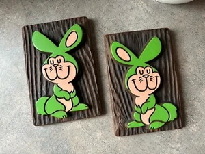 Placa de pared vintage 1972 Miller Studio Green Bunny Rabbit decoración de dibujos animados de Pascua - Imagen 1 de 5
