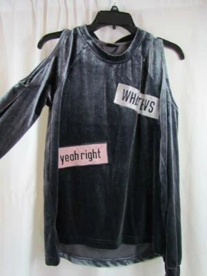 NUEVO CON ETIQUETAS Material Niña Terciopelo Bordado Peek A Boo Hombros Jr M Gris Org $42.50 Foto 1 de 4