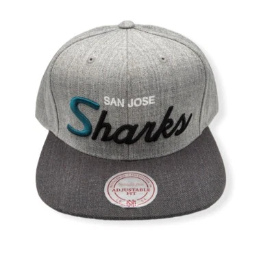 Mitchell & Ness San Jose Sharks Tri Pop Special Script Gris Snapback Ajustable Foto 1 de 4
