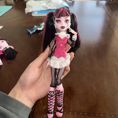 Monster High Draculaura FIRST WAVE/EDITION not sure which year  - Image 1 of 4